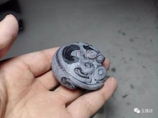 和田玉墨玉镯芯,雕成"招财瑞兽"